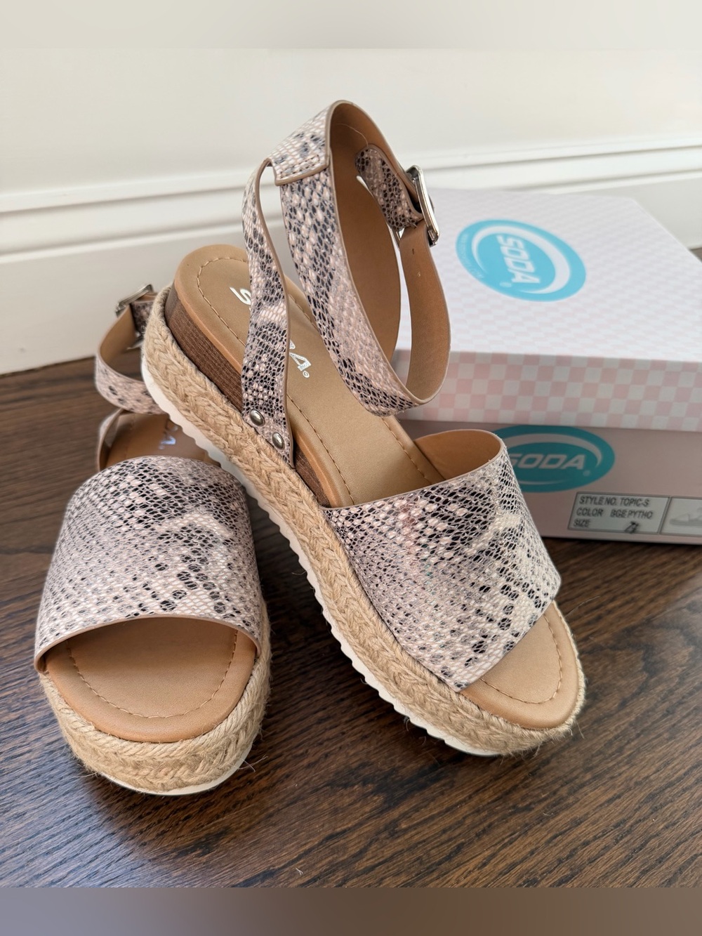 Soda Women's Espadrille Wedge Sandals Snake Print Size 7.5 M NEW